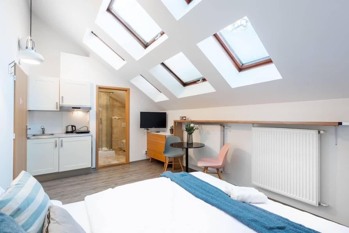 Delightful Old Town Apartment *